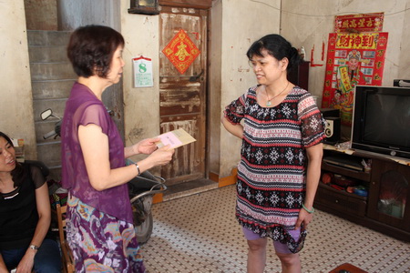 2012年5月商会到访颜峰村帮扶单亲特困家庭聂结连